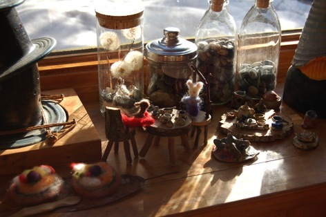 テーブルセットでお茶を飲むうさぎときつね Country Diary 森と湖通信