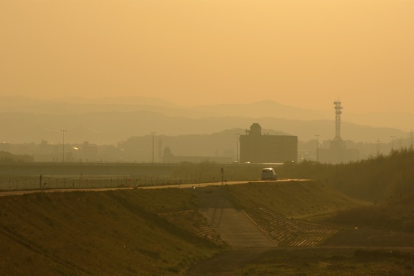 朝の堤防道路_f0032137_21273385.jpg