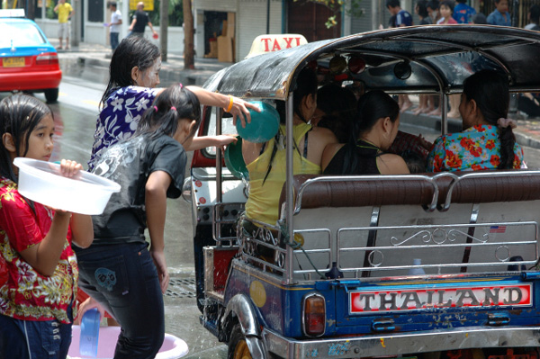 タイ正月ソンクラーン（水掛祭り）２００９　（２）_b0131470_2451024.jpg