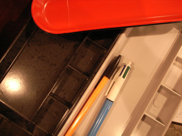 \"DG PLASTIC PEN TRAY\"ってこんなこと。_c0140560_16404530.jpg
