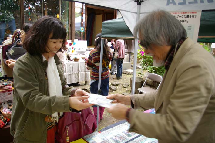 北鎌倉の神々大健闘！カジュ祭で１６部販売_c0014967_1353596.jpg