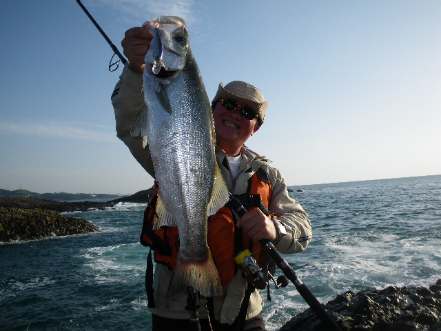 今日も行く釣行脚：沖磯ヒラスズキ編_e0052088_17355350.jpg