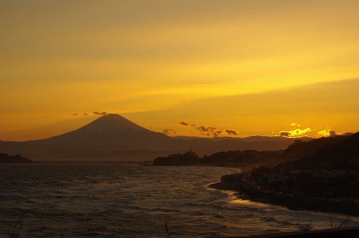 強風で荒れ狂う湘南の海と富士山の夕暮れ _b0151409_23323768.jpg