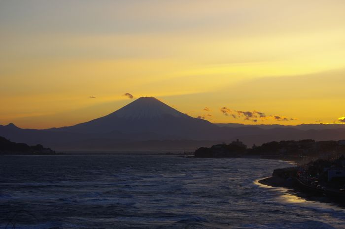 強風で荒れ狂う湘南の海と富士山の夕暮れ _b0151409_23331358.jpg