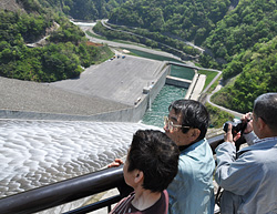 徳山ダム 初の観光放流_f0197754_055618.jpg