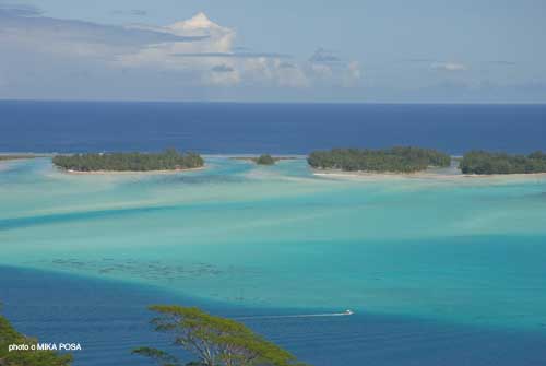 ボラボラ島の海の色_b0164803_2381471.jpg