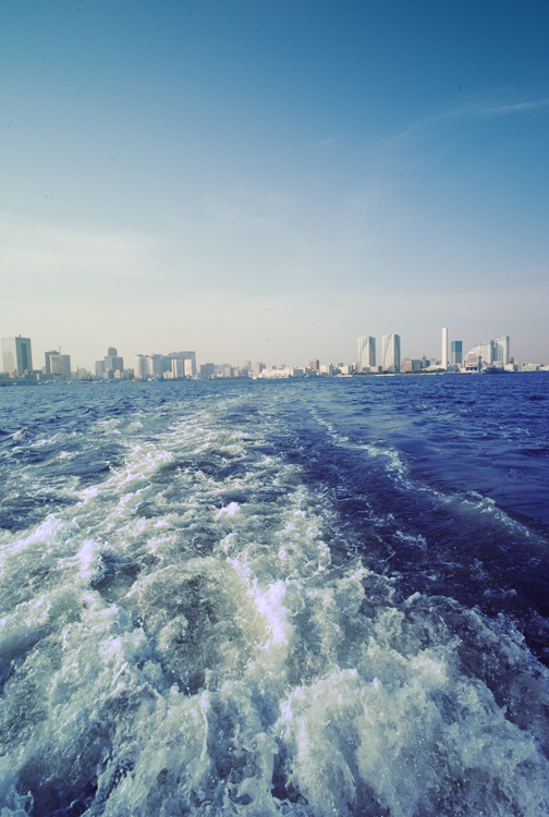 東京湾で船遊び。真っ青な海と一緒にレインボーブリッジを撮ってみましたよ。_c0191707_1851338.jpg
