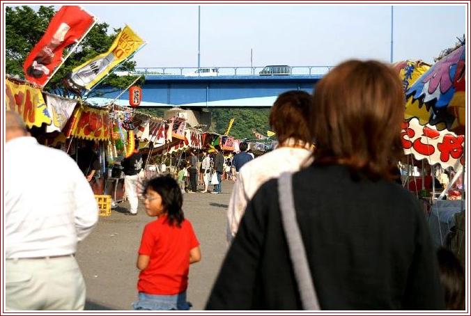 相模川　高田橋の鯉のぼり祭り風景です。／他トビ／写真俳句など。_b0033423_14193110.jpg