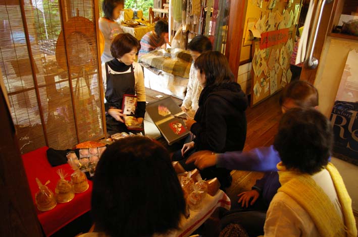 北鎌倉の神々大健闘！カジュ祭で１６部販売_c0014967_165595.jpg