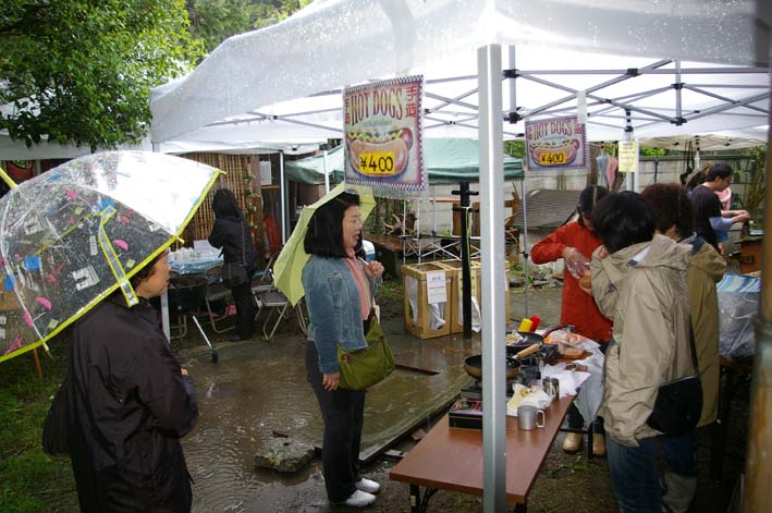 北鎌倉の神々大健闘！カジュ祭で１６部販売_c0014967_1664160.jpg