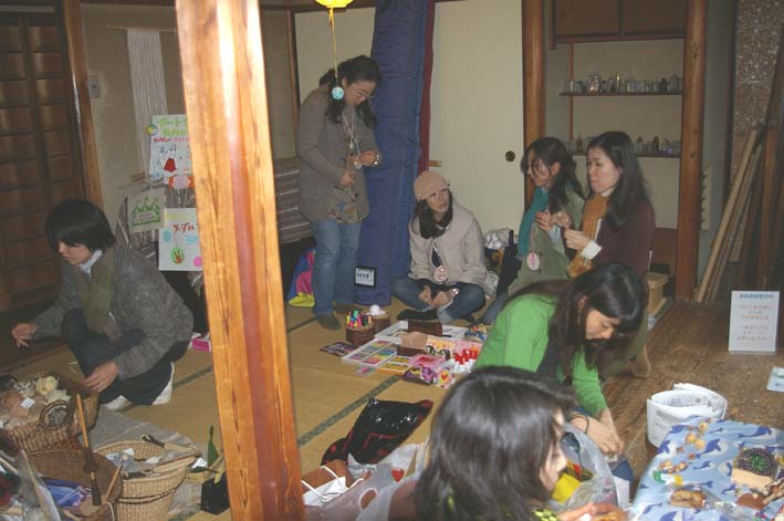 北鎌倉の神々大健闘！カジュ祭で１６部販売_c0014967_1675768.jpg