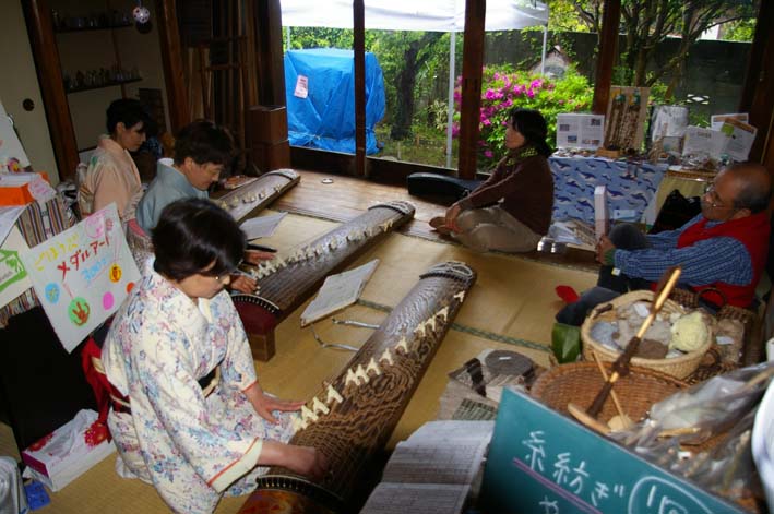 北鎌倉の神々大健闘！カジュ祭で１６部販売_c0014967_1682284.jpg