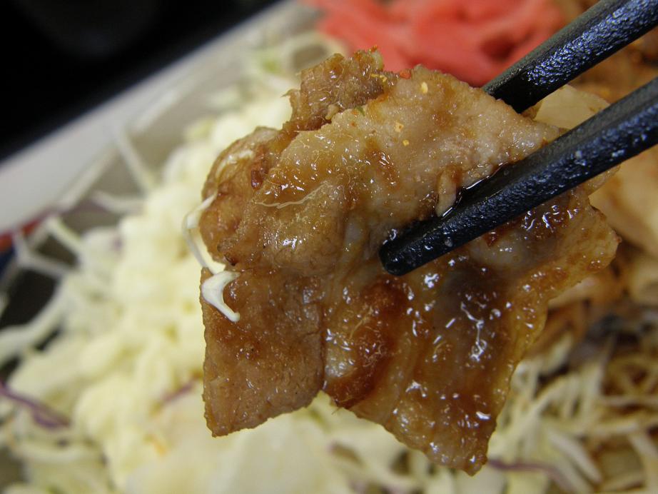 吉野家の豚生姜焼き定食 内環状江坂店 吹田_c0118393_16181834.jpg