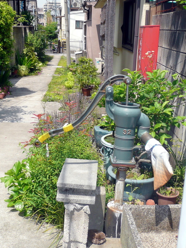 井戸のある風景７（神楽坂付近）_c0192843_15541414.jpg