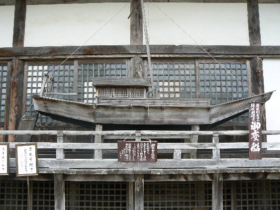 2006【隠岐鳥取姫路】心象風景に妖怪がいる!旅【境港正福寺、妖怪ロード、隠岐島後かっぱ大明神、島前いか神社、焼火神社、後鳥羽院火葬塚、七尋女房ヶ岩、三徳山投入堂、因幡の白兎、姫路城お菊井戸、刑部姫】_b0116271_17115536.jpg