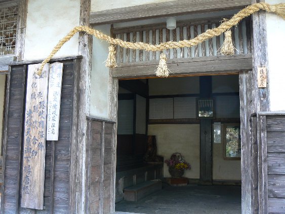 2006【隠岐鳥取姫路】心象風景に妖怪がいる!旅【境港正福寺、妖怪ロード、隠岐島後かっぱ大明神、島前いか神社、焼火神社、後鳥羽院火葬塚、七尋女房ヶ岩、三徳山投入堂、因幡の白兎、姫路城お菊井戸、刑部姫】_b0116271_1724646.jpg