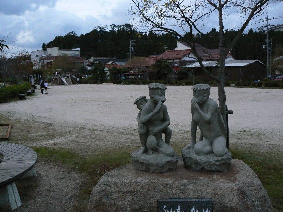 2006【隠岐鳥取姫路】心象風景に妖怪がいる!旅【境港正福寺、妖怪ロード、隠岐島後かっぱ大明神、島前いか神社、焼火神社、後鳥羽院火葬塚、七尋女房ヶ岩、三徳山投入堂、因幡の白兎、姫路城お菊井戸、刑部姫】_b0116271_17301070.jpg