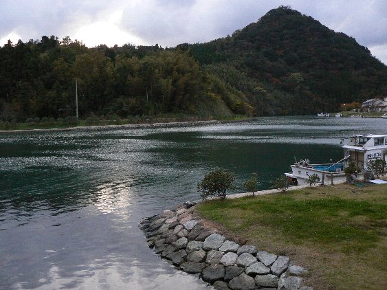 2006【隠岐鳥取姫路】心象風景に妖怪がいる!旅【境港正福寺、妖怪ロード、隠岐島後かっぱ大明神、島前いか神社、焼火神社、後鳥羽院火葬塚、七尋女房ヶ岩、三徳山投入堂、因幡の白兎、姫路城お菊井戸、刑部姫】_b0116271_17314759.jpg