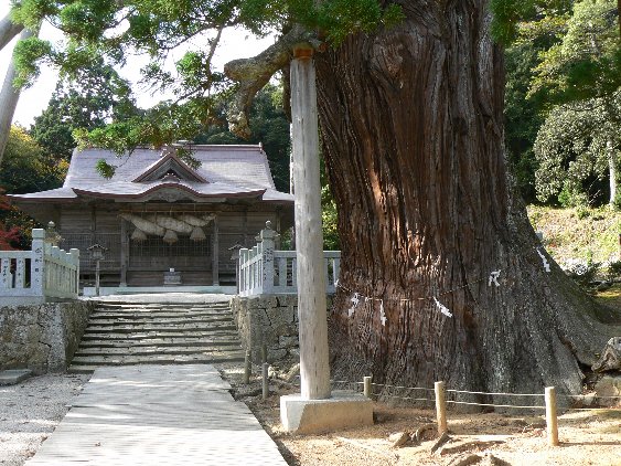 2006【隠岐鳥取姫路】心象風景に妖怪がいる!旅【境港正福寺、妖怪ロード、隠岐島後かっぱ大明神、島前いか神社、焼火神社、後鳥羽院火葬塚、七尋女房ヶ岩、三徳山投入堂、因幡の白兎、姫路城お菊井戸、刑部姫】_b0116271_1762073.jpg