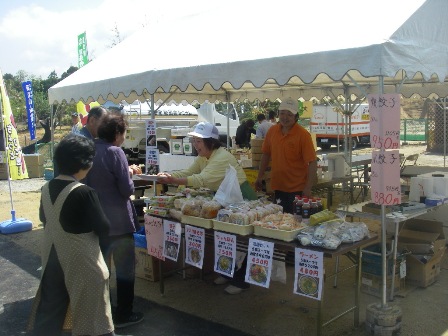 物産館みのりで試食販売_f0207589_8403132.jpg