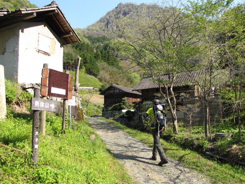 岩と新緑の道　奥久慈男体山_b0116703_22143930.jpg