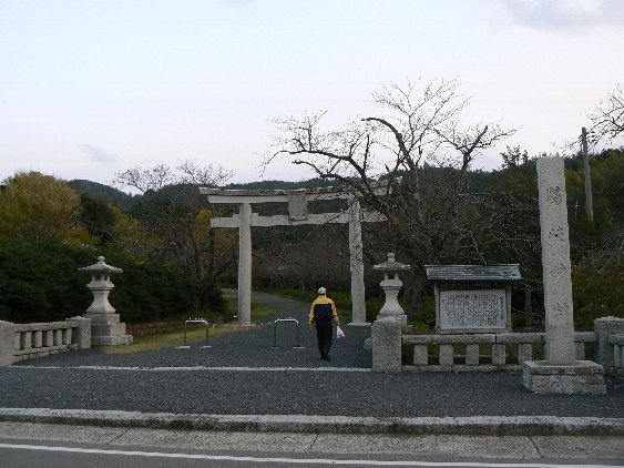 2006【隠岐鳥取姫路】心象風景に妖怪がいる!旅【境港正福寺、妖怪ロード、隠岐島後かっぱ大明神、島前いか神社、焼火神社、後鳥羽院火葬塚、七尋女房ヶ岩、三徳山投入堂、因幡の白兎、姫路城お菊井戸、刑部姫】_b0116271_1626946.jpg