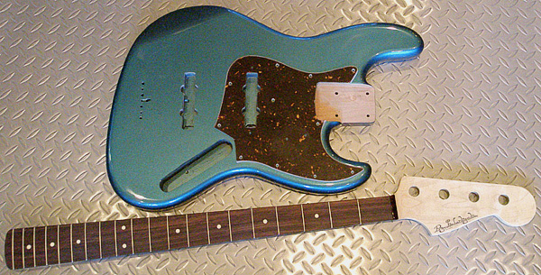 「Turquoise BlueのModern J-Bass」の塗装が完了!_e0053731_1951489.jpg