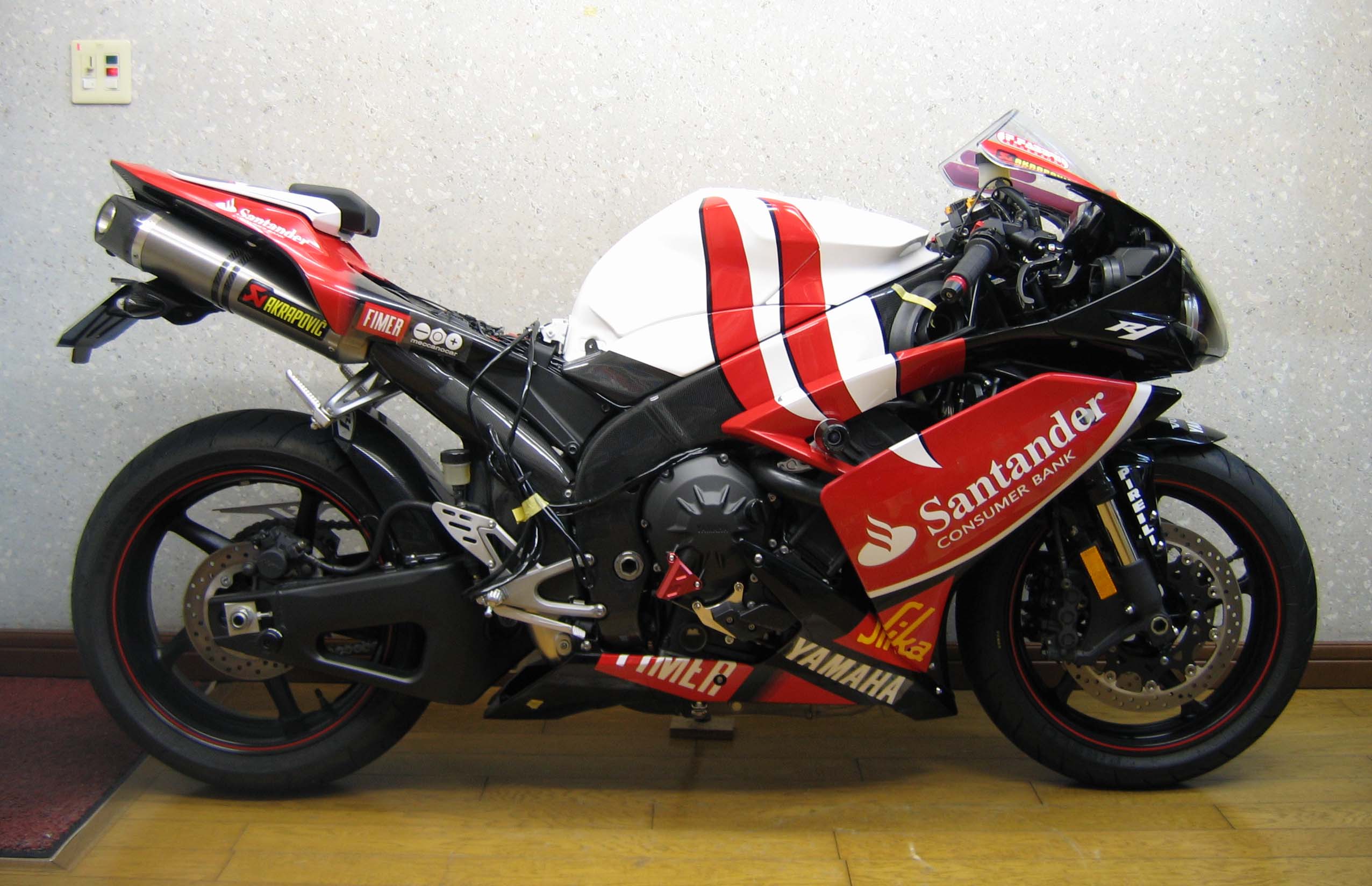 YAMAHA R1サンタンデール レプリカ_f0208665_1315746.jpg