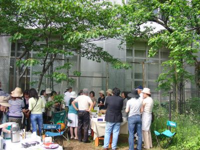 バラの季節のガーデンティパーティ。_a0094959_102297.jpg