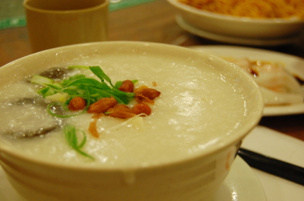 「粥麺館」で海鮮粥を食べる。_d0129786_14485795.jpg