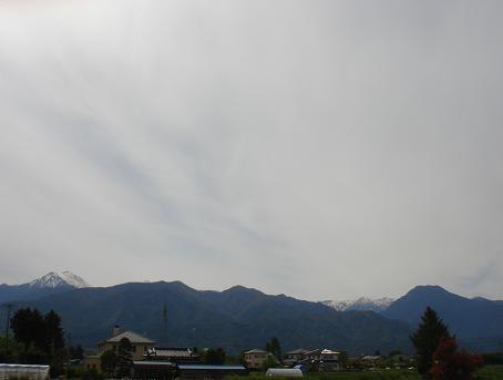 安曇野の金曜日の空は白い_a0014840_21304277.jpg