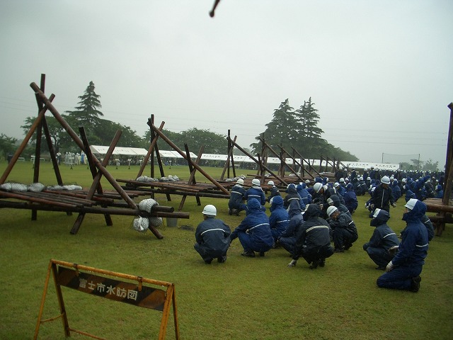 雨の中の水防訓練_f0141310_2340186.jpg