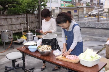 5・16新交流センターお祝いパーティ　みんなで夕ご飯_a0103948_1575747.jpg