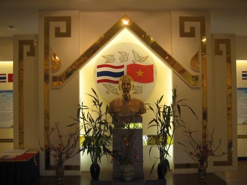 拝啓 ホーおじさん Bobby S Barで腹這いになろう