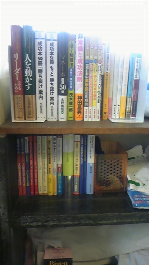 キム自宅の本棚です。_a0112393_11591189.jpg