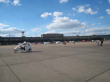 空の架け橋！飛行場歩いて、干しぶどう。_e0149604_22485723.jpg