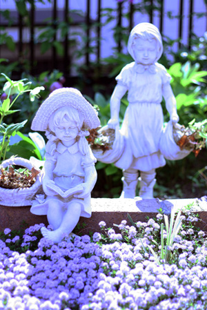 花に埋もれた庭_d0133320_23441074.jpg
