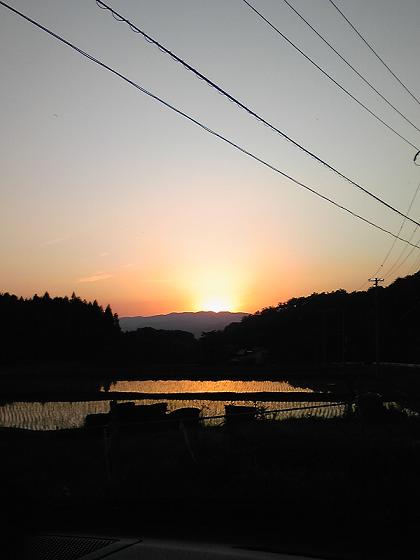 水田に映える夕焼け_e0161363_22285839.jpg