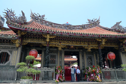 台湾に行きたいわん５ --- 龍山寺_c0147790_23342610.jpg