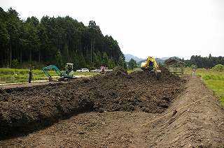 池の増設を開始しました_f0060500_15465376.jpg