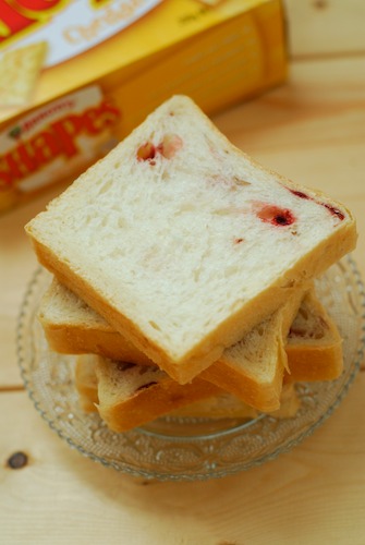 苺みるく食パン(いちご酵母)_f0146385_1844954.jpg