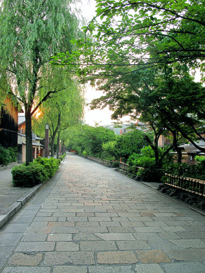 祇園 縄手から花見小路の白川通り。_c0108595_1753374.jpg