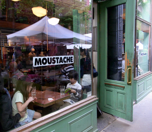 NYのNo1中東料理ピザ・レストラン Moustache Pitza_b0007805_20214796.jpg
