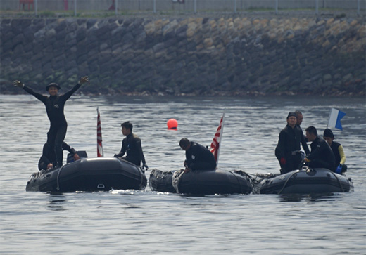 横須賀水中処分隊の皆様「新島行動より帰投」_c0147123_2461535.jpg