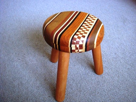 おしゃれな寄木スツール : 中小企業診断士 有村知里 の行動と工夫の