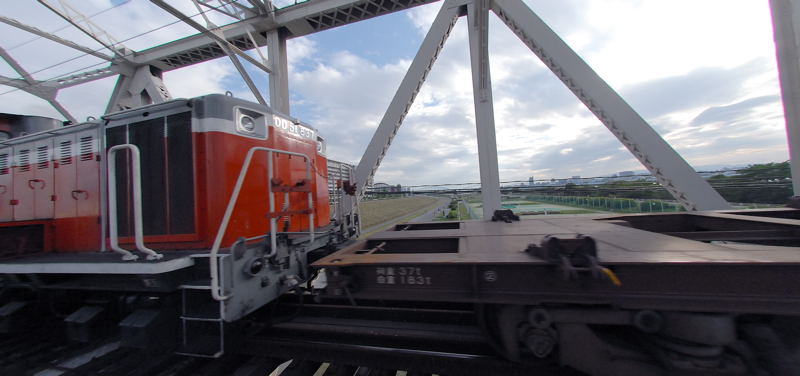赤川の鉄橋貨車が通る_e0169286_162492.jpg
