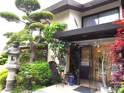 坂の上の邸宅にて。_c0116714_28944.jpg