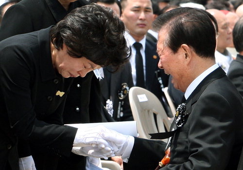 政治家は表情管理が命_e0049842_0342728.jpg