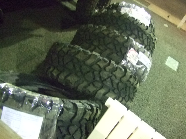 ピットブル タイヤ33×13.5×17&レースライン ホイール レネゲード5 マットブラック 17インチ_b0123820_16115922.jpg
