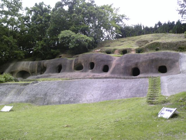 2009/6/3-4雨の三島函南史跡めぐりはじまり>蒲鉾型横穴墓ってほんと蒲鉾_b0116271_23504581.jpg
